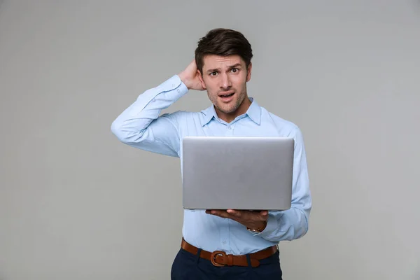 Image d'un homme d'affaires stressé dans des vêtements de bureau tenant un ordinateur portable c — Photo