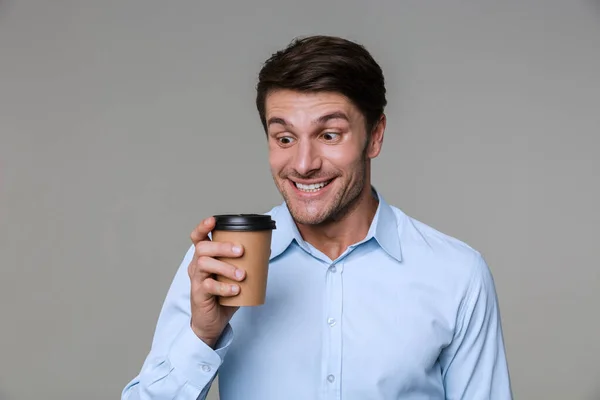 Imagen del empresario emocionado bebiendo café de la taza de papel — Foto de Stock