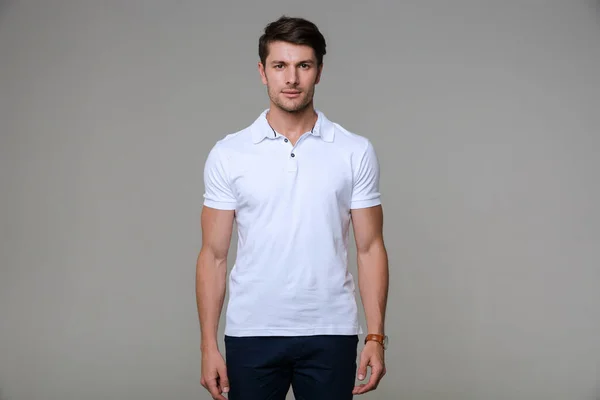 Image of concentrated man wearing basic t-shirt looking at camer — Stock Fotó