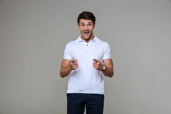 Imagem de homem morena alegre sorrindo e apontando os dedos para c — Fotografia de Stock