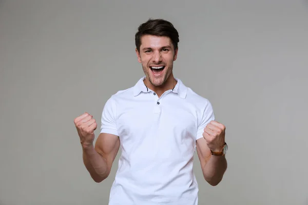 Afbeelding van gelukkig brunette man schreeuwen en verheugen als winnaar — Stockfoto