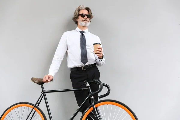 Zdjęcie brodatego starego biznesmena pijącego kawę na wynos — Zdjęcie stockowe