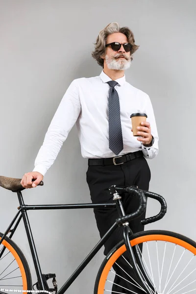 自信に満ちた老人実業家のコーヒーを飲むの写真 — ストック写真