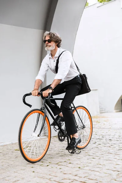 Zdjęcie białego starszego biznesmena jeżdżącego na rowerze — Zdjęcie stockowe
