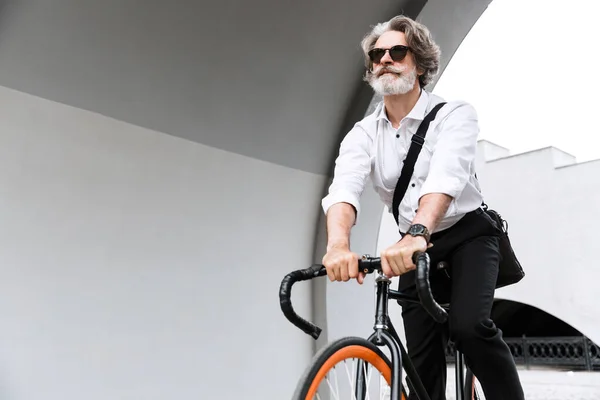 Foto di sicuro maturo uomo d'affari in bicicletta — Foto Stock