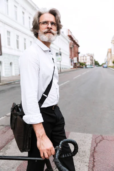 Foto di premuroso uomo d'affari maturo che cammina con la bicicletta — Foto Stock
