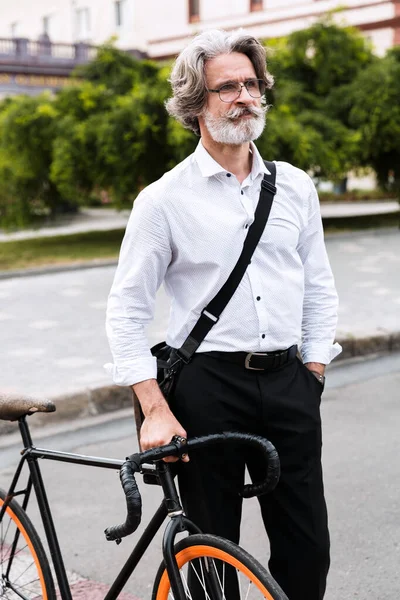 自転車で歩く幸せな成熟したビジネスマンの写真 — ストック写真