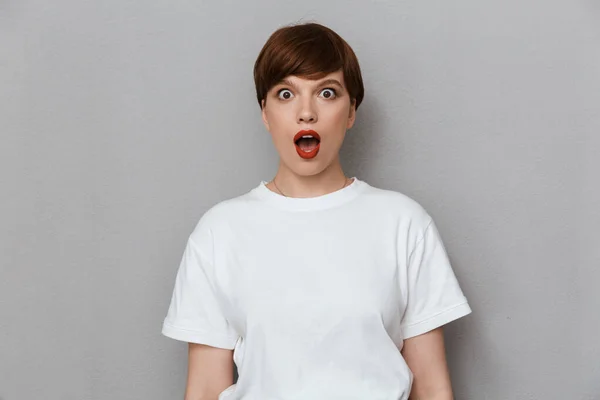 Image of excited brunette woman expressing wonder and screaming — Stock Photo, Image