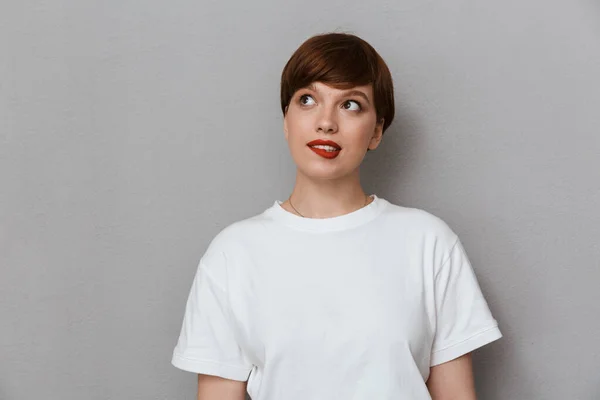 Bild av omtänksam brunett kvinna tittar åt sidan på copyspace — Stockfoto