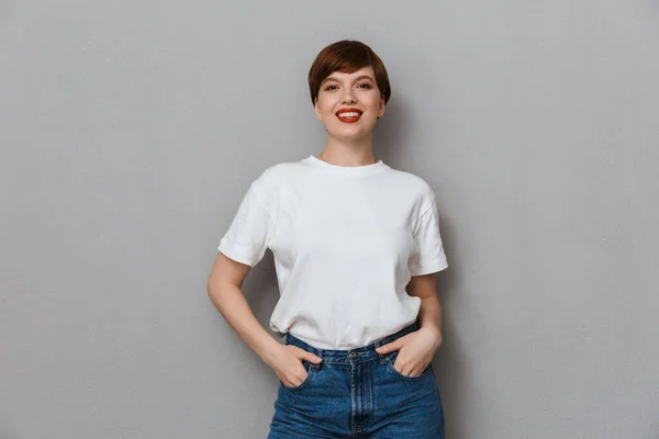 Bild av vacker brunett kvinna bär casual t-shirt ler åt — Stockfoto