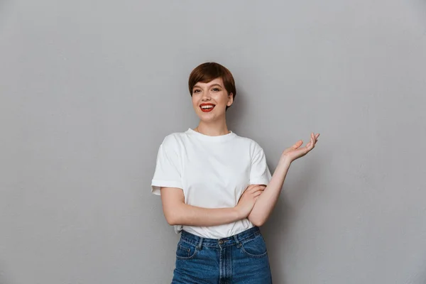 Imagen de una joven morena vistiendo una camiseta casual sonriendo y — Foto de Stock