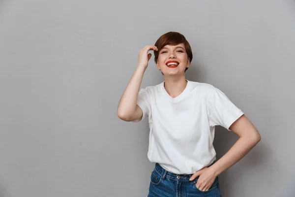 Bild av härlig brunett kvinna bär casual t-shirt ler åt — Stockfoto