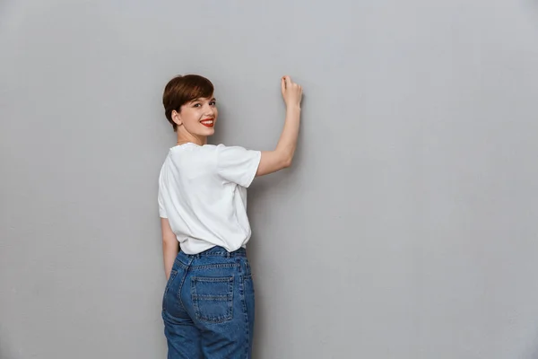 Imagen de mujer morena feliz sonriendo y escribiendo en copyspace —  Fotos de Stock