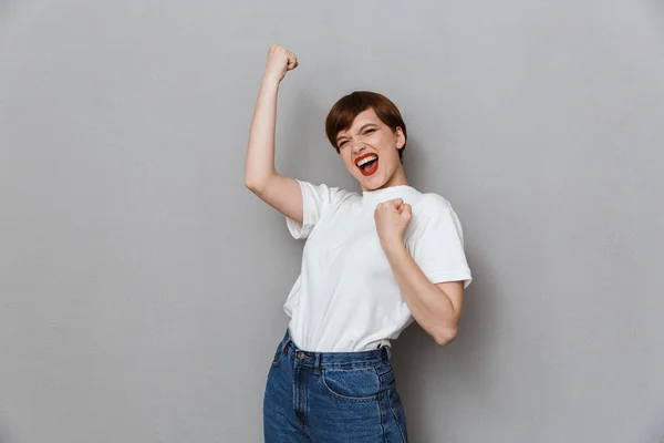 Bild av vacker brunett kvinna skrattar och gester som vinnare — Stockfoto
