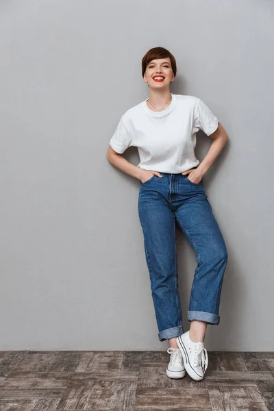 Plná délka obrázek brunetky žena na sobě džíny s úsměvem na vačka — Stock fotografie
