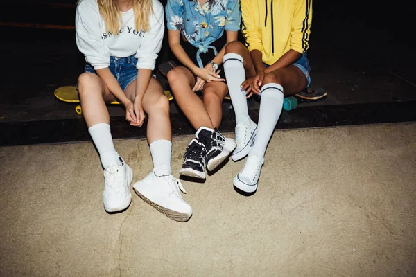 Gesneden imago van jonge multinationale meisjes die op skateboard zitten — Stockfoto