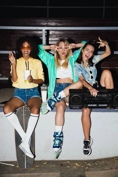 Imagem de meninas atraentes sentados com skate e boombox em — Fotografia de Stock