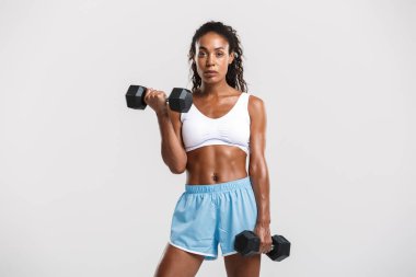 Çekici, sağlıklı, kendine güvenen Afrikalı bir sporcunun portresi.