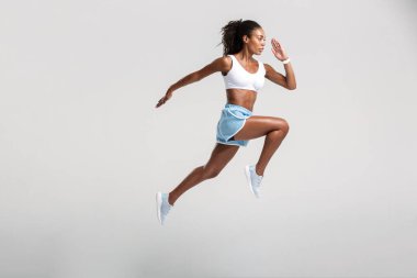 Çekici, sağlıklı, kendine güvenen Afrikalı bir sporcunun boyu.