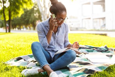 Çekici bir Afrikalı kadın günlük kıyafetler giyiyor.