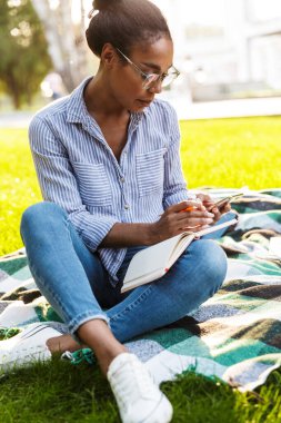 Çekici bir Afrikalı kadın günlük kıyafetler giyiyor.