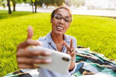 Çekici bir Afrikalı kadın günlük kıyafetler giyiyor.