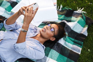 Çekici genç Afrika kadın