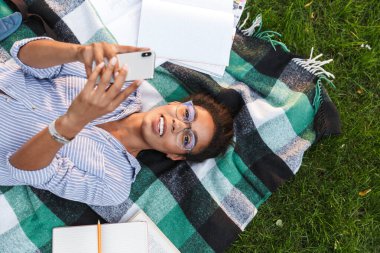 Çekici genç Afrika kadın