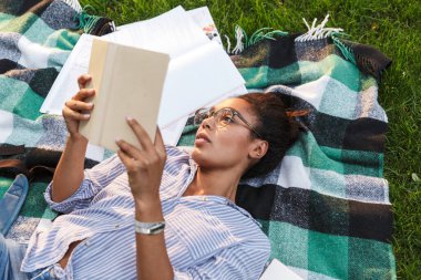 Çekici genç Afrika kadın