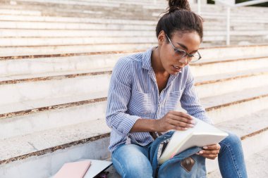 Çekici genç Afrikalı kadın günlük kıyafetler giyiyor.