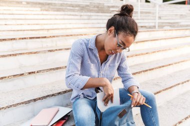 Çekici genç Afrikalı kadın günlük kıyafetler giyiyor.