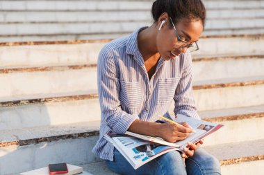 Çekici genç Afrikalı kadın günlük kıyafetler giyiyor.