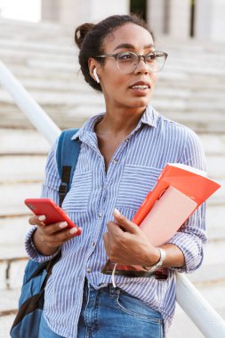 Sırt çantası taşıyan Afrikalı çekici bir genç kız öğrenci.