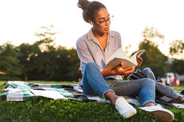 Çekici bir Afrikalı kadın günlük kıyafetler giyiyor.