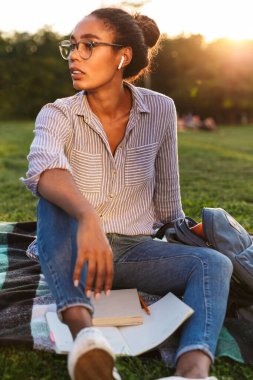 Çekici bir Afrikalı kadın günlük kıyafetler giyiyor.