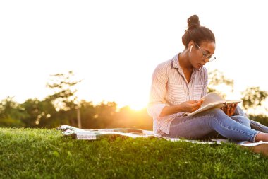 Çekici bir Afrikalı kadın günlük kıyafetler giyiyor.