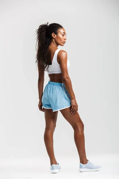 Pełna długość atrakcyjnej, zdrowej afrykańskiej sportowca — Zdjęcie stockowe