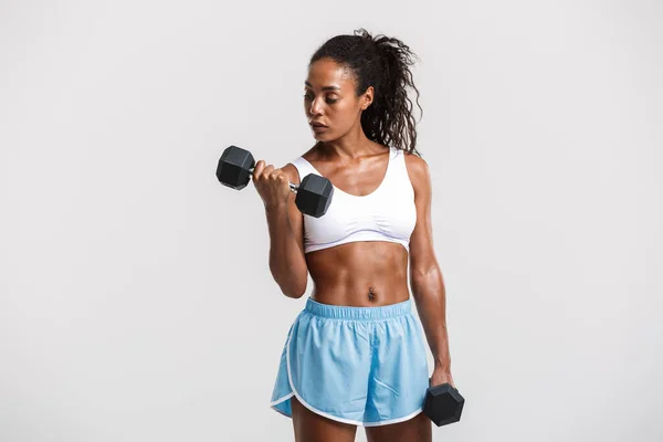 Portret van een aantrekkelijke gezonde zelfverzekerde Afrikaanse sportvrouw — Stockfoto