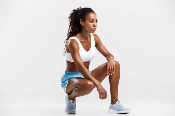 Retrato de una atractiva deportista africana segura y en forma — Foto de Stock