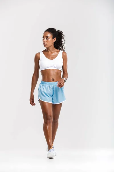 Full längd på en attraktiv frisk afrikansk idrottskvinna — Stockfoto