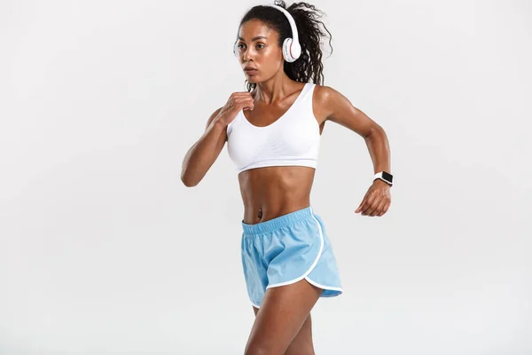 Portrait of an attractive healthy confident african sportswoman — Stock Photo, Image