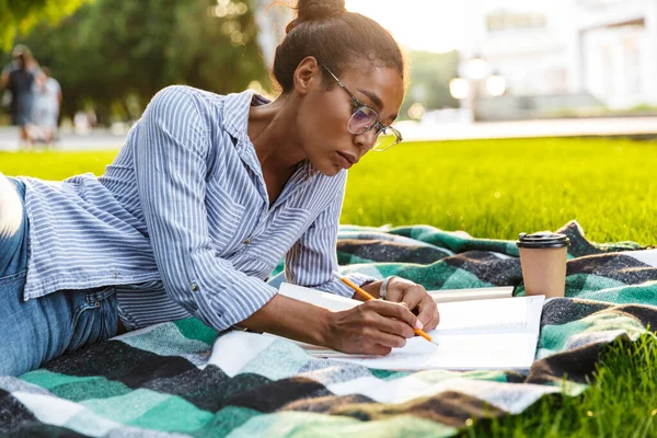 Immagine di donna afroamericana bruna che studia con libri in — Foto Stock