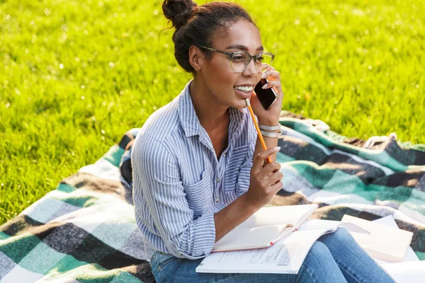 Attraktive junge Afrikanerin im lässigen Outfit — Stockfoto