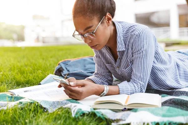 Immagine di una seria donna afroamericana con smartphone in mano in pa — Foto Stock