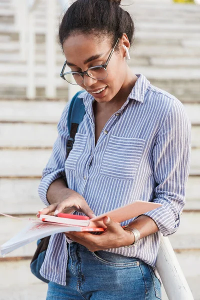 Atraente jovem estudante africano carregando mochila — Fotografia de Stock