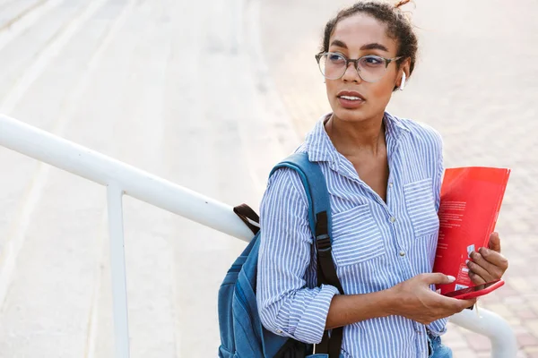 Atraktivní mladá africká žena student nesoucí batoh — Stock fotografie