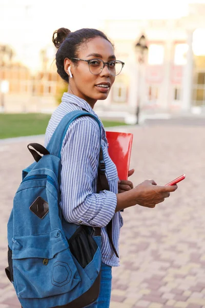 Attraktive junge afrikanische Studentin mit Rucksack — Stockfoto