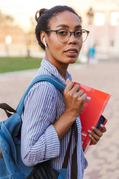 Attraktiv ung afrikansk kvinna student som bär ryggsäck — Stockfoto