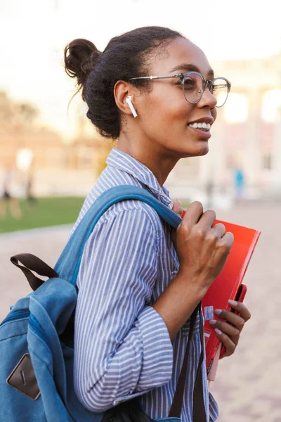 Atractiv tineri african femeie student transporta rucsac — Fotografie, imagine de stoc