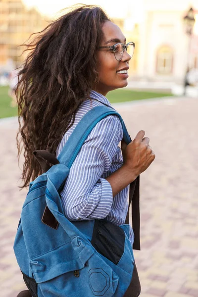 Atraktivní mladá africká žena student nesoucí batoh — Stock fotografie